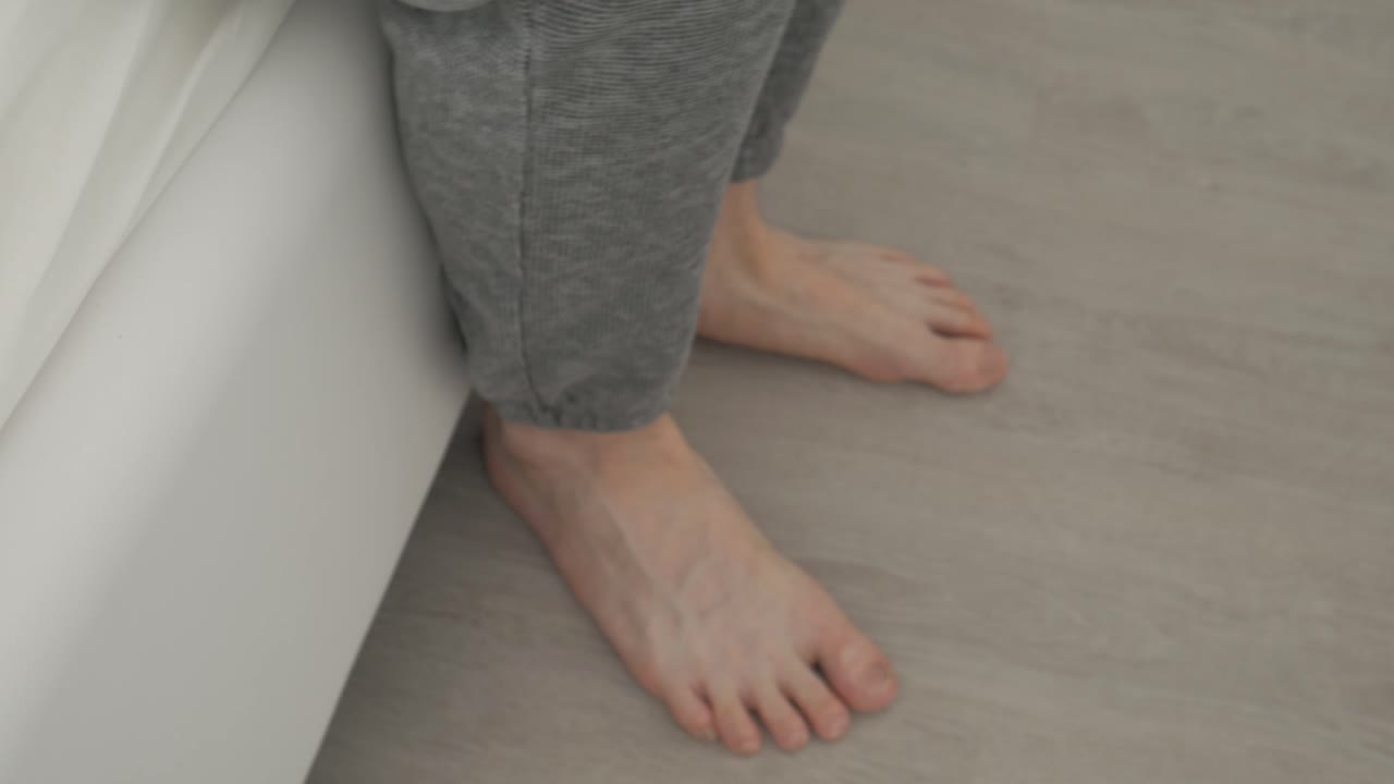 그 남자는 3층 침대에서 일어나