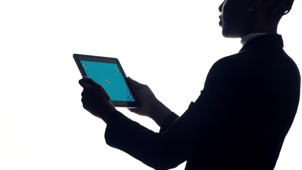 Silhouette di una persona che usa un tablet