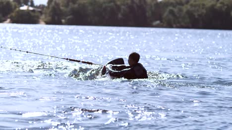 hombre montando wakeboard en la ola. esquí acuático extremo. deportista extremo