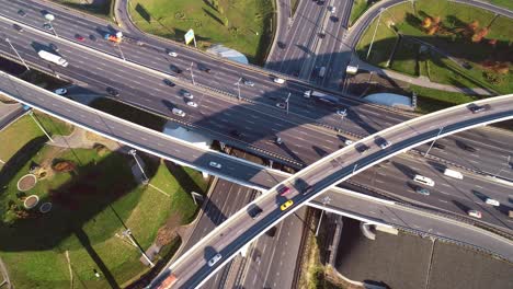 Vista-Aérea-De-Una-Intersección-De-Autopistas-Con-Senderos-De-Tráfico-En-Moscú.