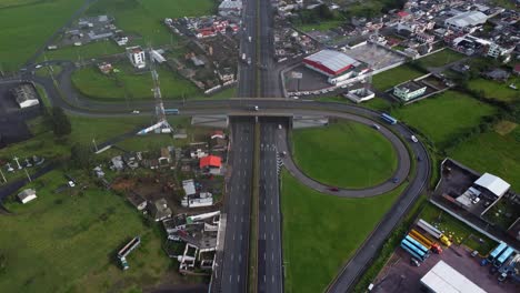 Panamericana-Sur-E35-Autobahnkreuz-Machachi-Stadt-Ecuador-Luftaufnahme