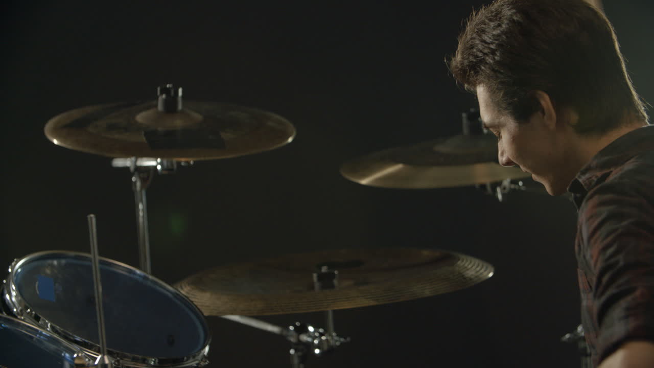 secuencia de movimiento lento del baterista tocando el kit de batería