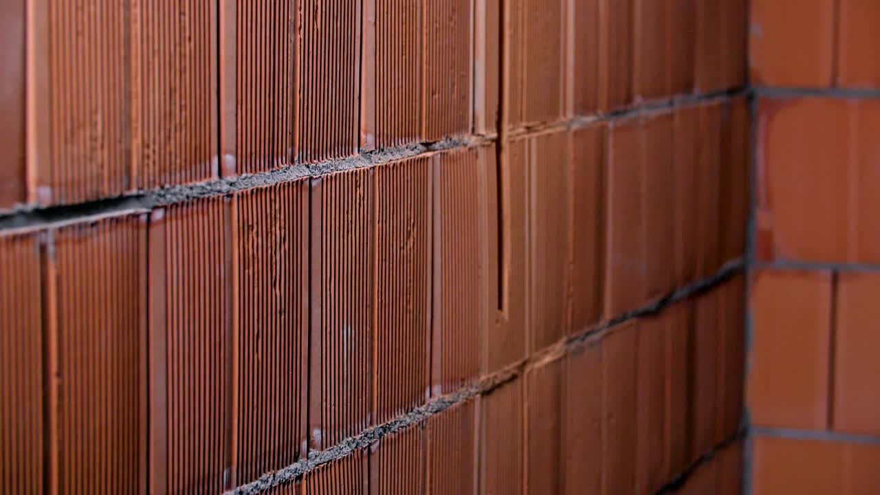 건설 중인 빨간 벽돌 벽