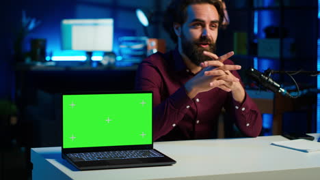 Tech-Guru-In-Studiofilmen-–-Tutorial-Zur-Wartung-Eines-Chroma-Key-Laptops