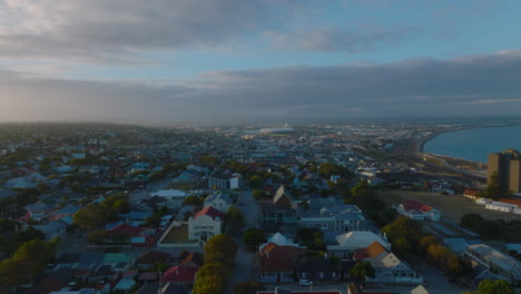 Fliegen-Sie-über-Die-Stadtentwicklung-In-Einem-Wohngebiet.-Romantische-Abendansicht-Bei-Sonnenuntergang.-Port-Elisabeth,-Südafrika