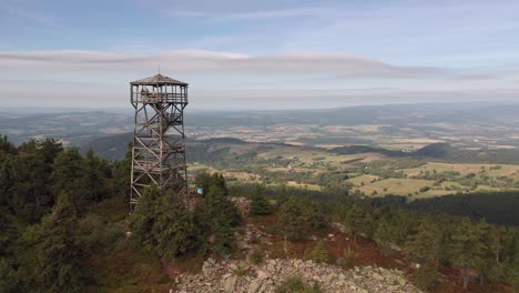 Tiro-De-Drone-De-Torre-De-Vigilancia-En-La-Cima-De-La-Colina-Con-Campo-Checo-En-El-Fondo