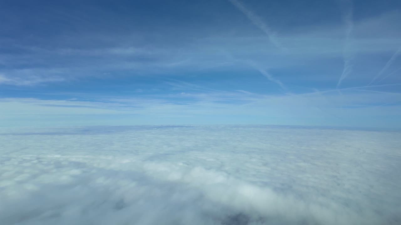 초음속으로 하이퍼스 조종사가 구름 개 위를 날아다니고 있습니다.