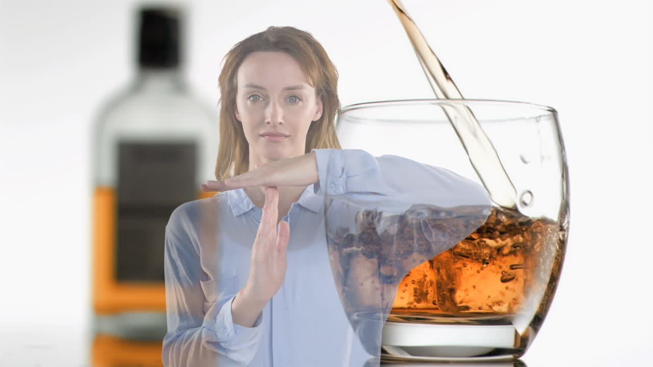 여성 위에 유리와 병의 애니메이션