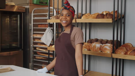 Porträt-Einer-Fröhlichen-Afroamerikanischen-Frau-Bei-Der-Arbeit-In-Einer-Bäckerei