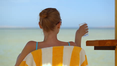 relajándose en la playa