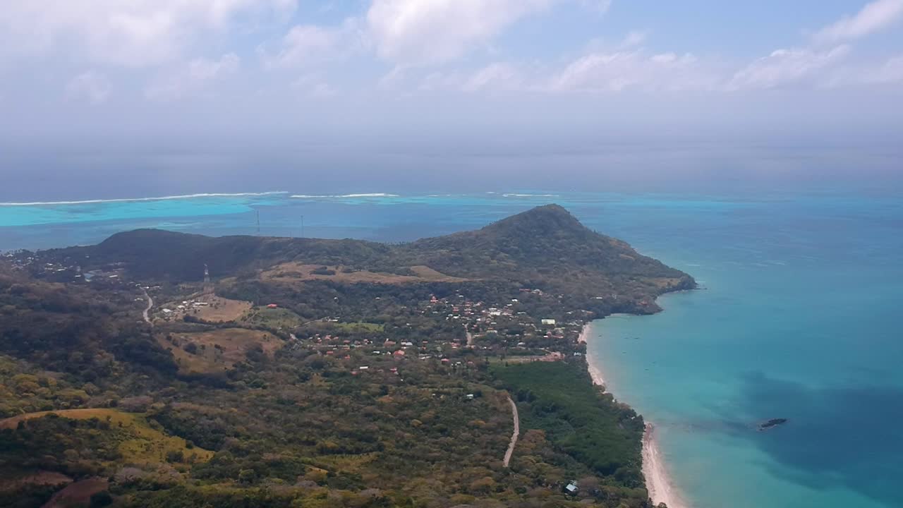 콜롬비아 의 이슬라 데 프로비덴시아 - 카리브 해 에 있는 울창 한 열대 풍경 과 깨 ⁇  한 해변