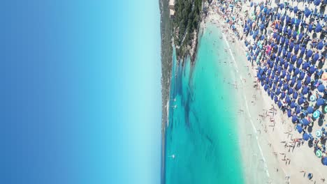 Escena-Aérea-De-La-Playa-En-Un-Día-Soleado-De-Verano-En-La-Pelosa,-Cerdeña