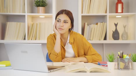una estudiante divertida soñando despierta.