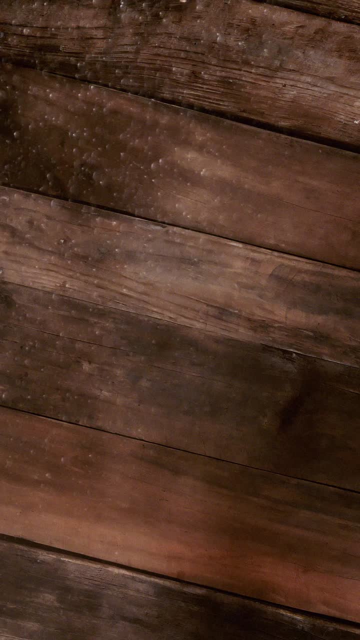 Riflessi di luce scintillante su assi di legno scuro