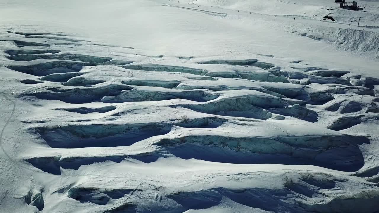 스위스 알프스의 푸른 빙하, 확대, 사람들이 배경에서 스키를 타고 있다