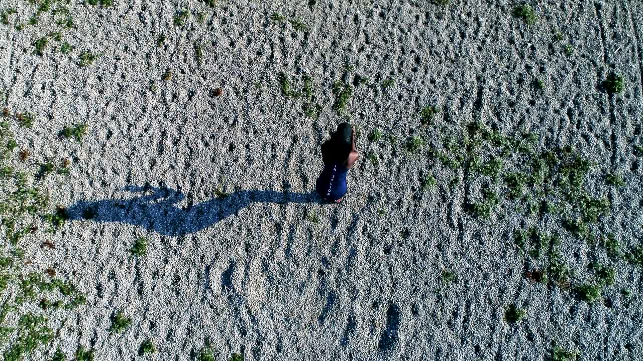 야외에서 스포츠를 하는 젊은 매력적인 흑인 여성의 드론 샷