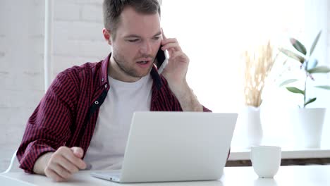 habla por teléfono, joven discutiendo trabajo