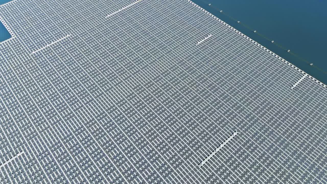 떠다니는 태양광 공원 농장은 태양광 패널이 물에 떠다니고 있습니다.