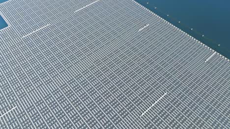 la granja de parque solar flotante en paneles solares flota en el agua