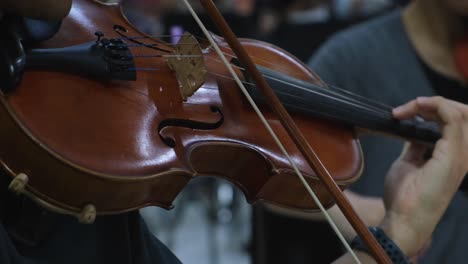 Violin-Player-plays-a-certain-music,-left-hand-fingers-attack-the-notes-with-vibrato-as-the-right-hand-bows-the-notes-together-with-others-performers