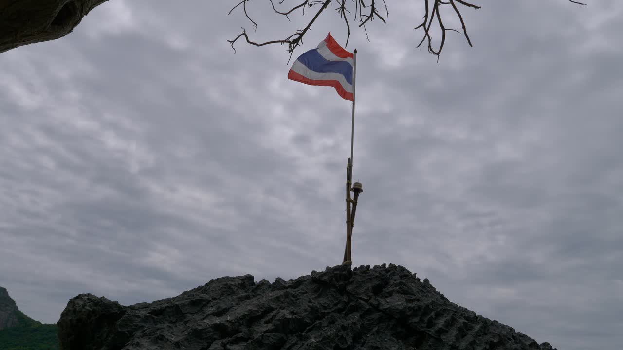 Bandiera thailandese che sventola sulla roccia, Thailandia.