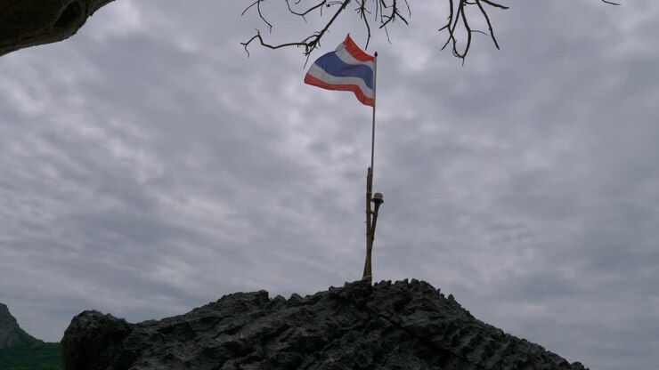 Bandiera thailandese che sventola sulla roccia, Thailandia.