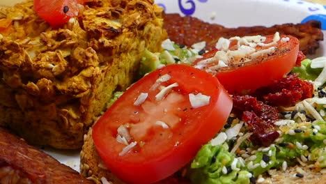 primer plano de desayuno vegano - tostadas de aguacate - tocino tempeh - cazuela de avena salada