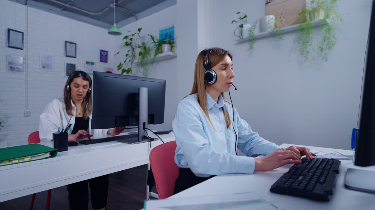 trabajadores de oficina en computadoras