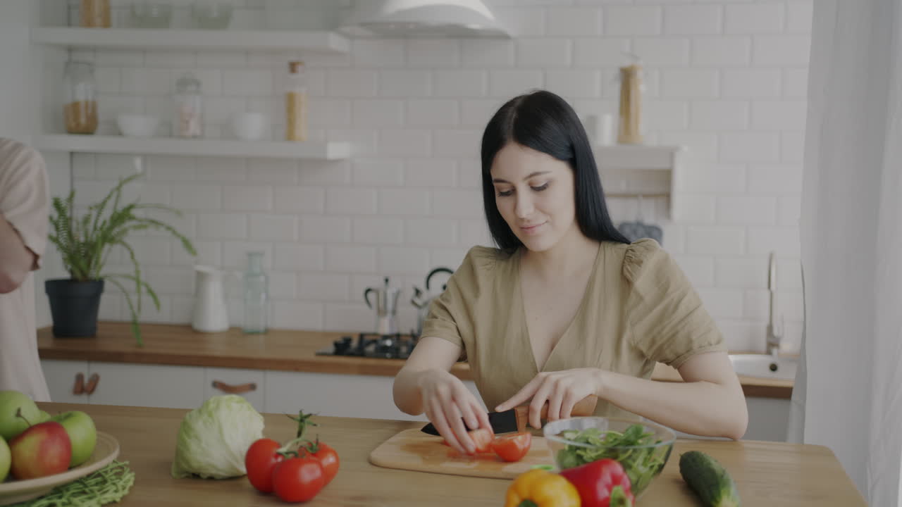 부부 가 부 에서 함께 요리 하고 있다