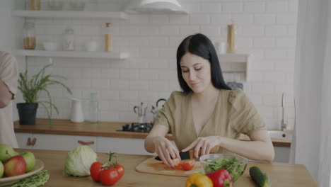 pareja cocinando juntos en la cocina