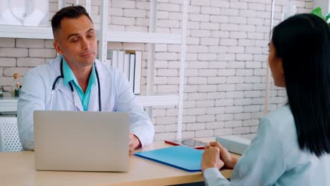 médico en uniforme profesional examinando al paciente en el hospital