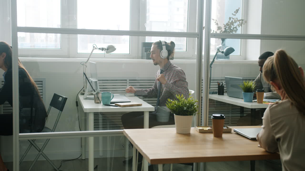 현대적인 사무실에서 일하는 사업가들