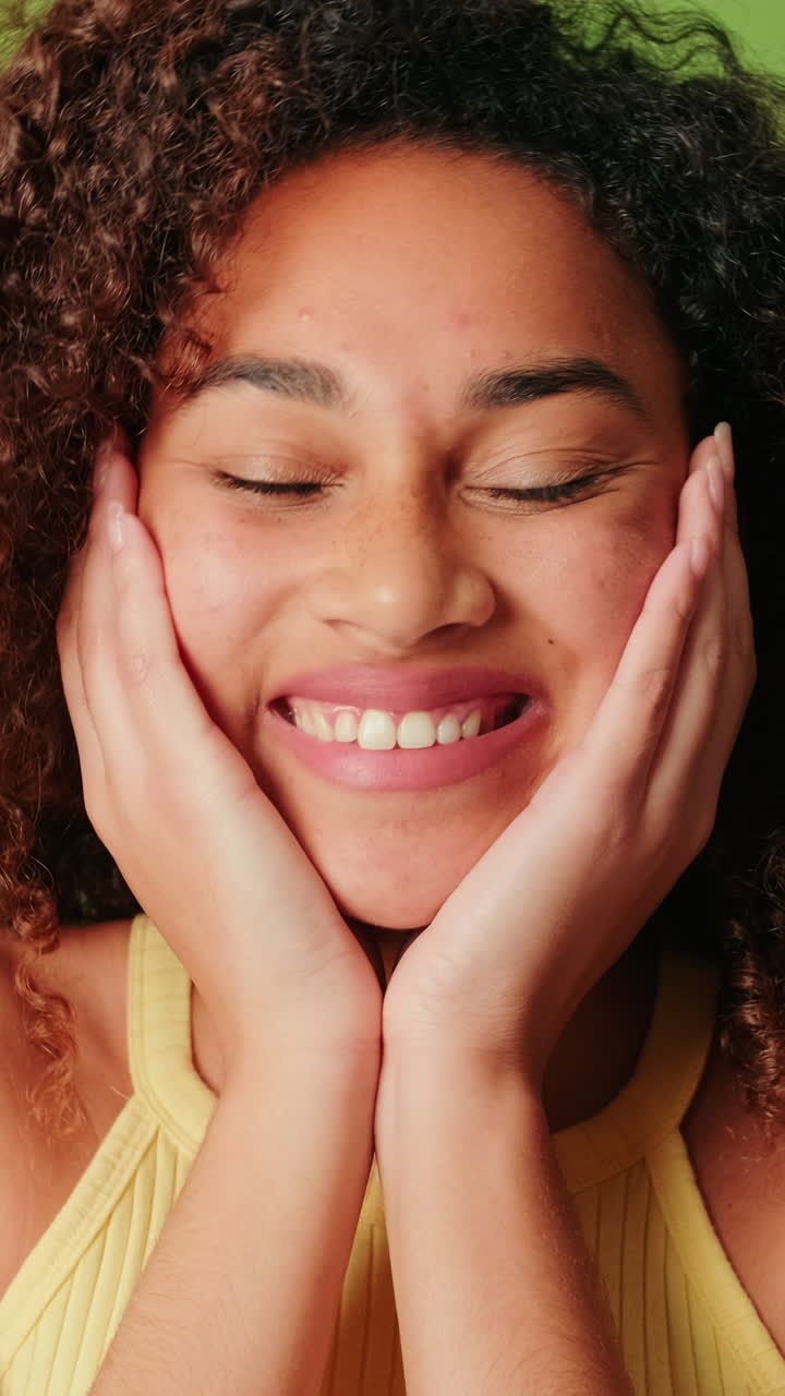 Close-up de Jovem Mulher Feliz com Cabelo Cacheado Sorrindo de Forma Divertida