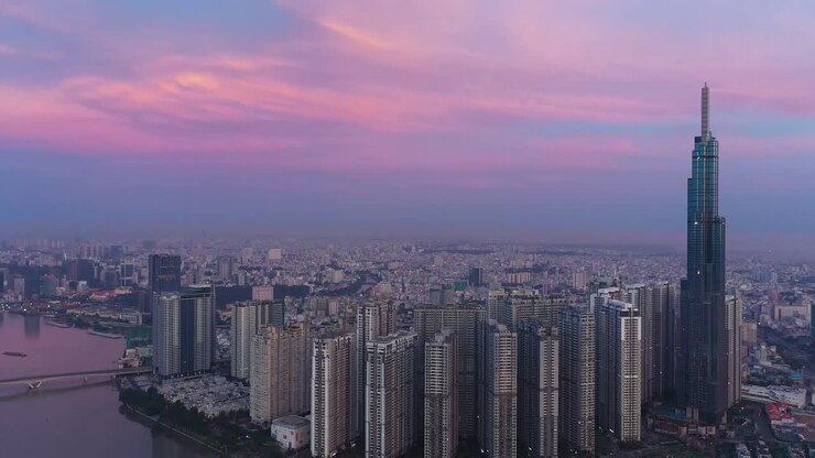 Órbita de drone no sentido anti-horário do empreendimento Central Park, marco, rio Saigon e horizonte da cidade no início da manhã antes do nascer do sol