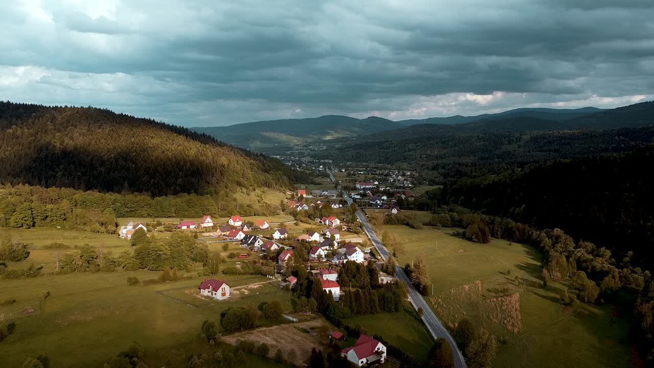 toma aérea de nubes de tormenta y enormes sombras sobre el suburbio