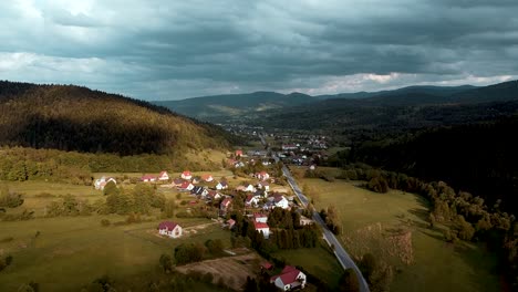 toma aérea de nubes de tormenta y enormes sombras sobre el suburbio