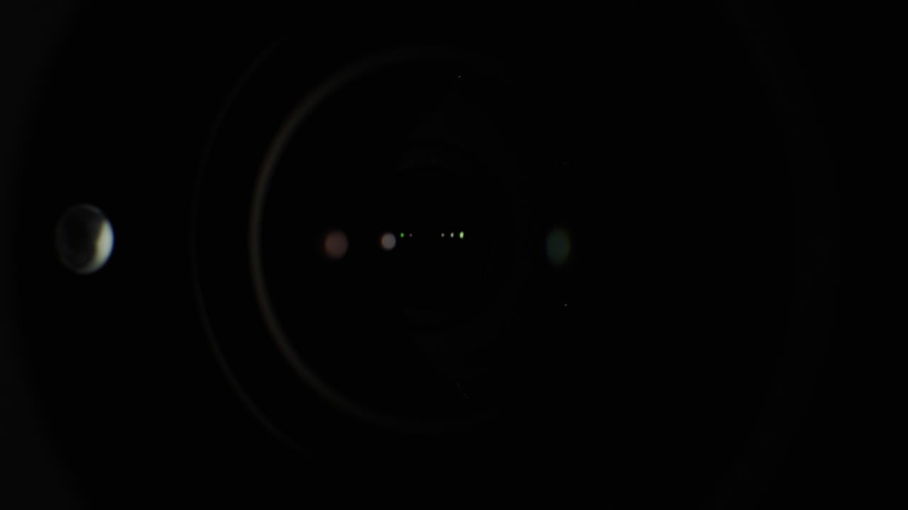 광선이 렌즈의 전면 렌즈를 비춥니다.