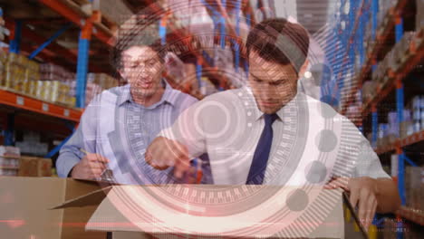 animación de escaneo de alcance y procesamiento de datos sobre hombres que trabajan en el almacén