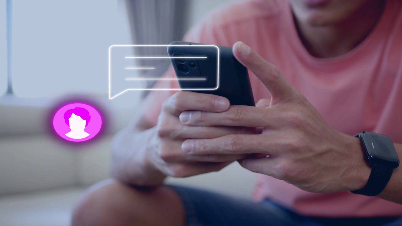 Uomo che tiene il telefono sul divano, avatar rosa che mostra una nuova chat, bolla di testo che si sposta, pollici che scorrono, tecnologia