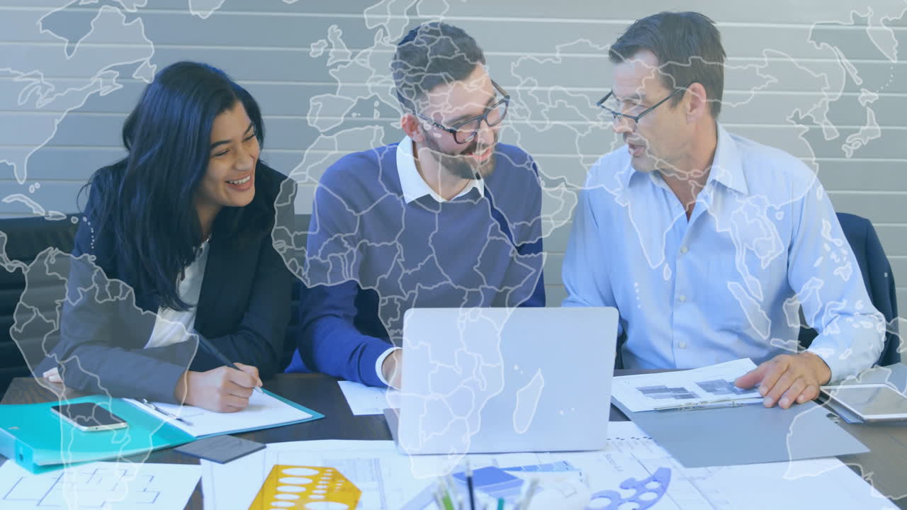 animación del mapa del mundo sobre diversos equipos de negocios que colaboran en el escritorio