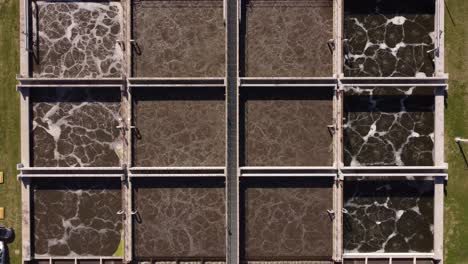 vista de arriba hacia abajo de la planta de purificación de agua de aysa en buenos aires argentina, donde el agua sucia se recoge en grandes tanques cuadrados para su purificación