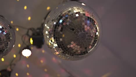 primer plano de una pelota de discoteca en una fiesta divertida en un club