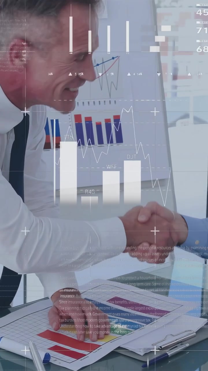 Video vertical: Líder empresarial señalando gráficos superpuestos en aumento, llegando a un apretón de manos para cerrar un trato.