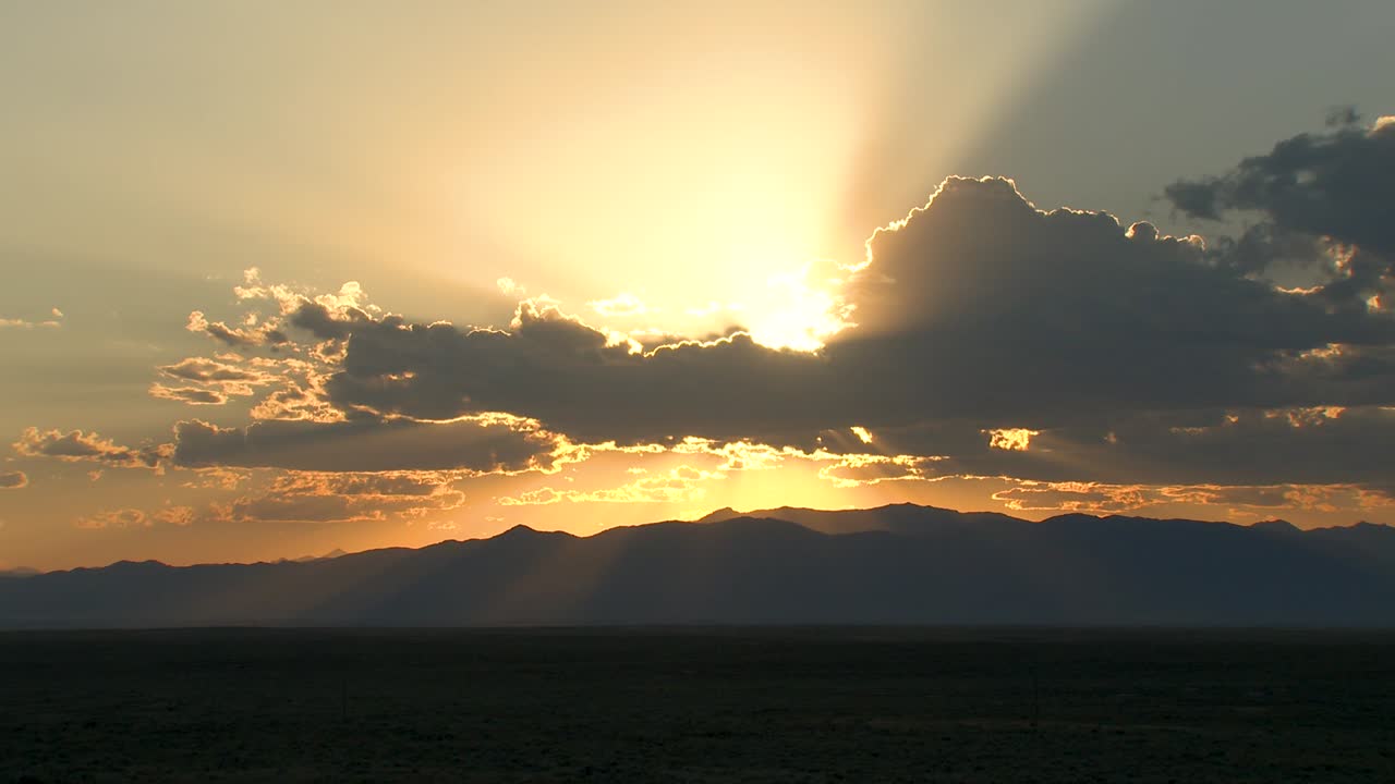 puesta de sol de verano en el desierto sobre las montañas del este de idaho