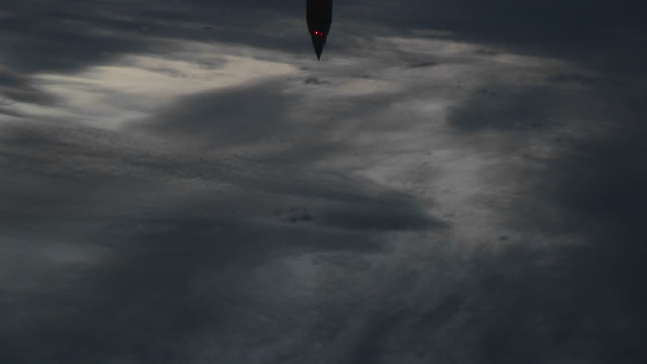 la cámara enfoca el reflejo del monumento a washington y luego trae el original a la vista