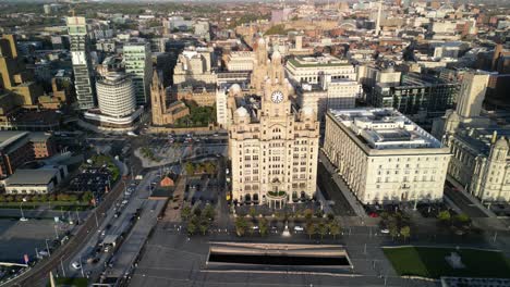 el edificio del hígado, frente al mar de liverpool 10