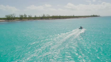 Vista-Aérea-De-Drones-De-Bahamas-Rastreando-Un-Océano-Azul-Cristalino-Y-Lúgubre