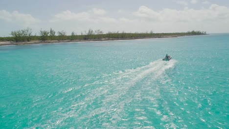 Aerial-Drone-View-of-Bahamas-tracking-Dingy-and-Crystal-Blue-Ocean