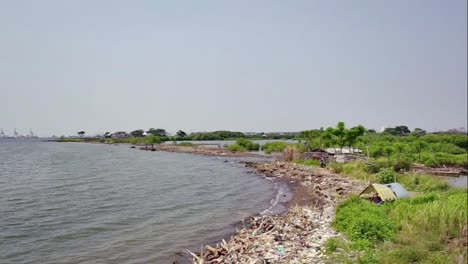 Toma-Estática-De-La-Playa-De-Baruna-Ubicada-En-North-Semarang,-Java-Central,-Indonesia.