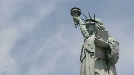 Zeitraffer-Von-Wolken-Hinter-Der-Freiheitsstatue-In-Dieser-Aufnahme,-Die-Patriotismus-Und-Patriotische-Werte-Sagt-1